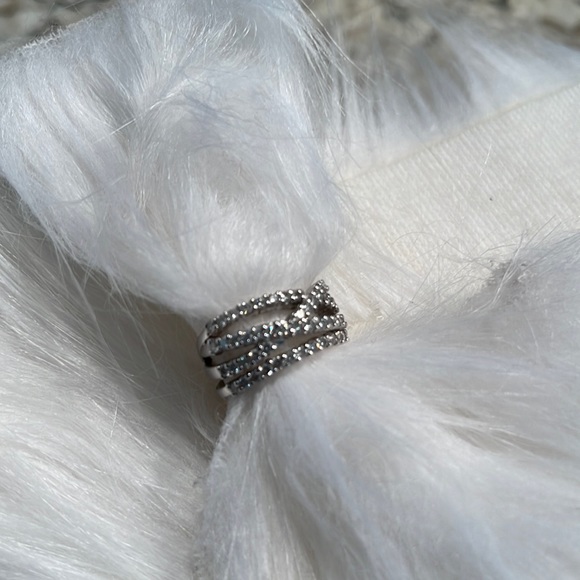 Women’s diamond ring - Picture 1 of 4